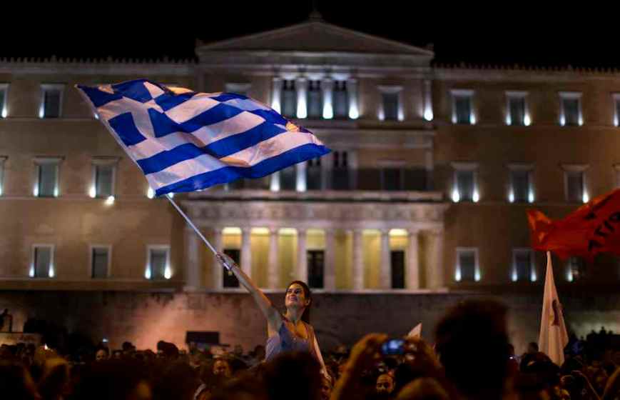 Sostenitori del No festeggiano davanti al Parlamento, Atene, 5 luglio 2015.  (AP Photo/Emilio Morenatti)